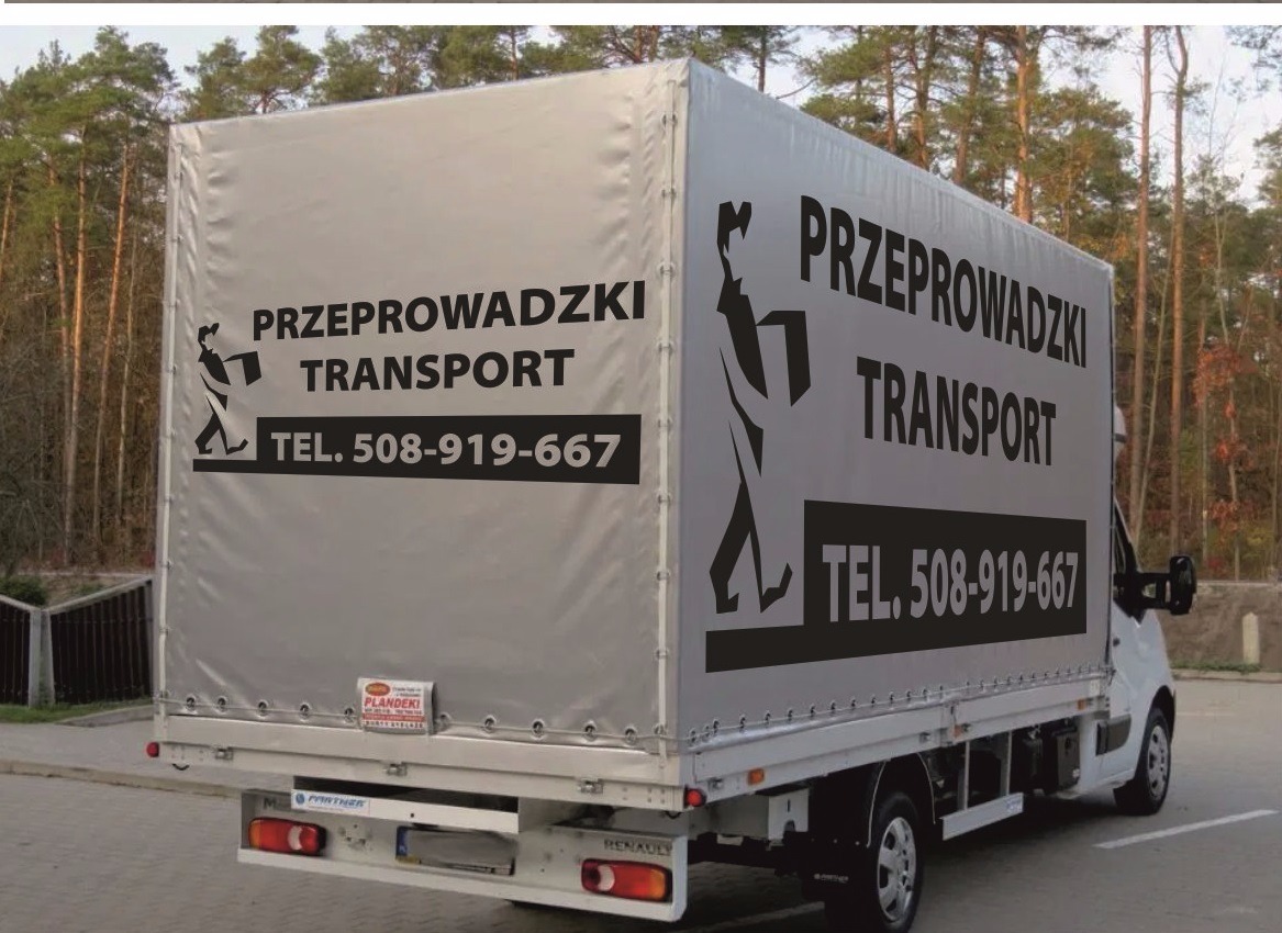 Samochód dostawczy z plandeką z nadrukowanym logo i numerem telefonu firmy świadczącej usługi transportowe i przeprowadzkowe, zaparkowany na tle drzew.