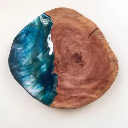 Drewniany plaster z żywicą epoksydową imitującą morskie fale, widoczne słoje drewna i pęknięcie.