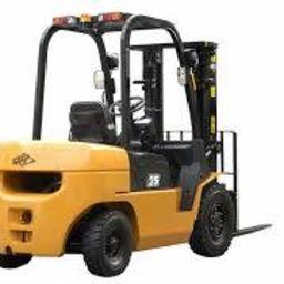 Jg Serwis-Truck - Żółty wózek widłowy z czarnymi akcentami na białym tle. Widoczne opony, maszt i widelec. Model z oznaczeniem '25' i logo producenta.