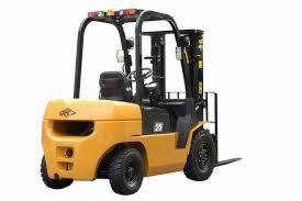 Żółty wózek widłowy z czarnymi akcentami na białym tle. Widoczne opony, maszt i widelec. Model z oznaczeniem '25' i logo producenta.