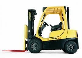 Żółto-czarny wózek widłowy Hyster 2.5 na białym tle, z wyraźnie widocznym masztem i widłami, prezentowany w pozycji bocznej, z lekkim skrętem w stronę widza.