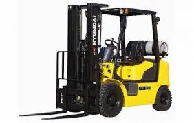 Żółty wózek widłowy Hyundai z czarnym masztem i butlą gazową z tyłu, ustawiony pod kątem na białym tle. Widoczne opony, kabina operatora i widły.