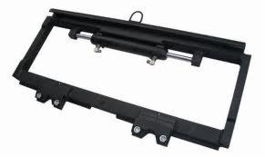 Czarna rama z siłownikami hydraulicznymi do wózka widłowego, widok z góry pod kątem. Element osprzętu wózka, widoczne śruby mocujące.