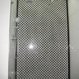 Wykończona kabina prysznicowa z czarno-białą mozaiką w geometryczny wzór, szklana ściana, chromowana armatura. Nowoczesny design, wysoki połysk.