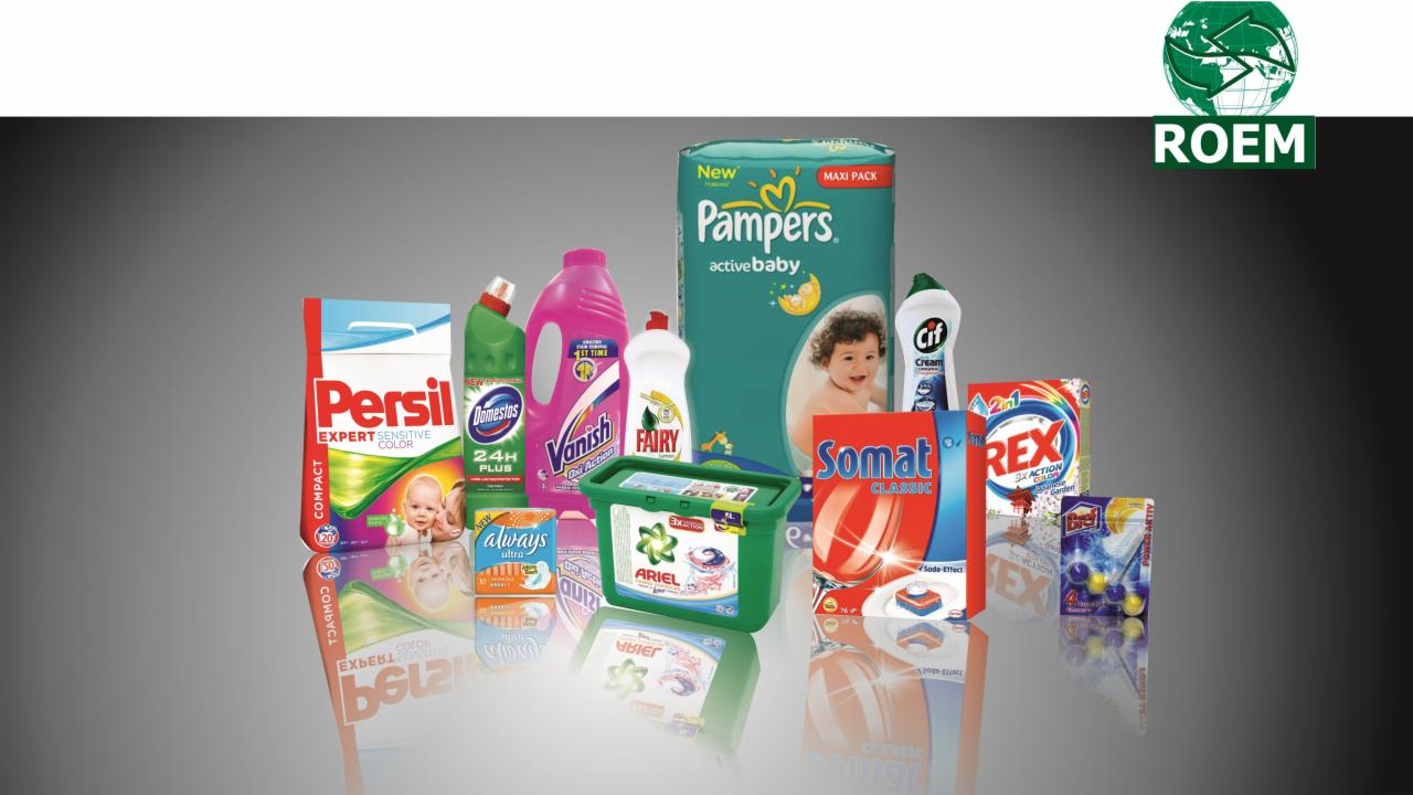 Zestaw różnorodnych środków czystości, w tym płyny do prania, tabletki do zmywarki i proszki, ustawionych na błyszczącej powierzchni z widocznym logotypem firmy ROEM.