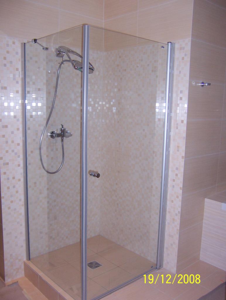 Kabina prysznicowa z chromowaną armaturą i mozaiką w odcieniach beżu, widok z przodu, data 19/12/2008 w prawym dolnym rogu zdjęcia.