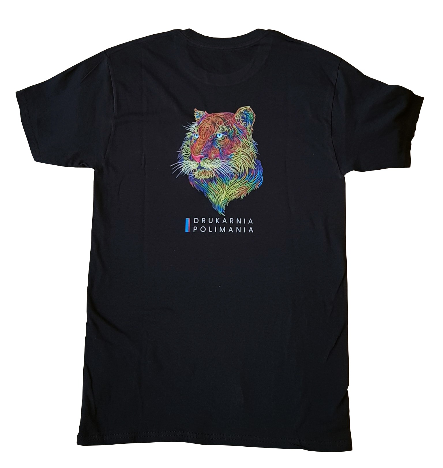 Czarna koszulka z kolorowym nadrukiem głowy tygrysa w stylu line art i logo drukarni 'DRUKARNIA POLIMANIA' umieszczonym poniżej.