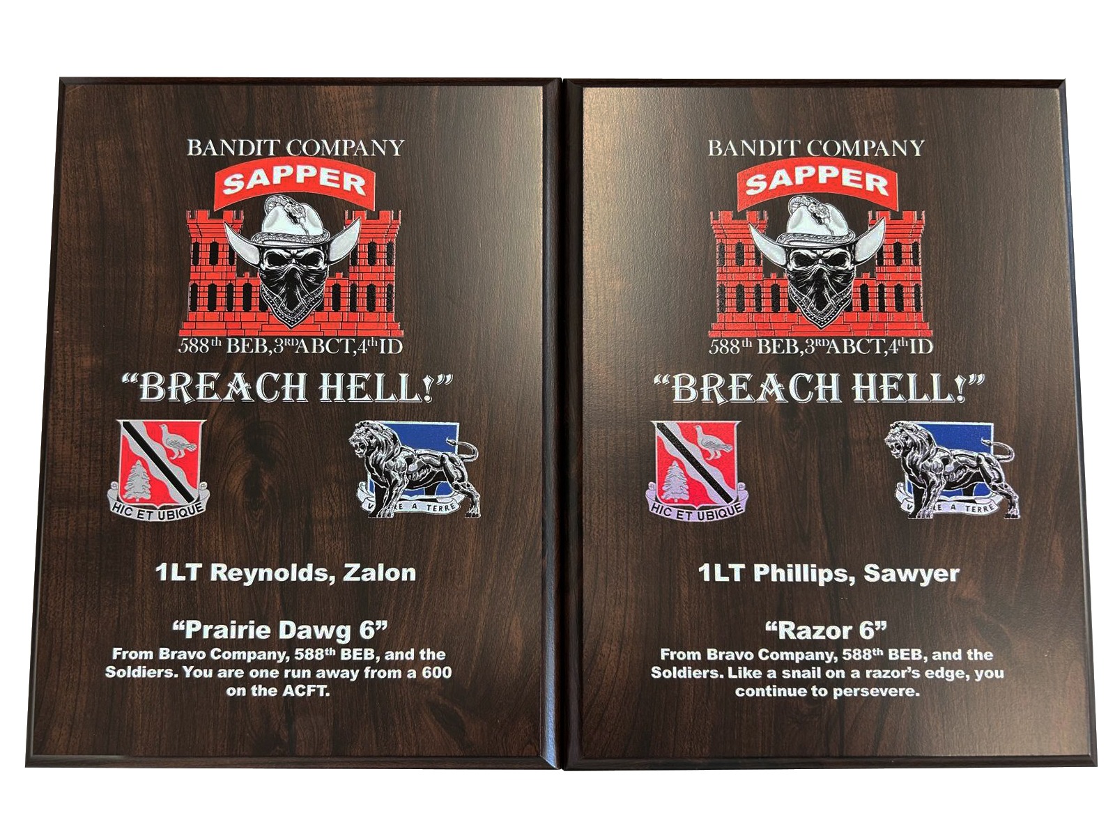 Dwa identyczne, drewniane panele pamiątkowe z nadrukowanym logo i tekstem 'Bandit Company Sapper', 'Breach Hell!', nazwami jednostek wojskowych i nazwiskami oficerów: Reynolds, Zalon i Phillips...