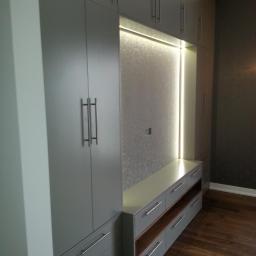 GPMmeble.pl - Szara szafa wnękowa z oświetleniem LED i szufladami, drewniana podłoga. Nowoczesny design, metalowe uchwyty.