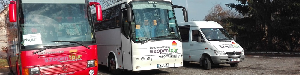 Trzy pojazdy firmy transportowej Szopentour: czerwony autobus z kartką 'Praca' za szybą, biały autobus turystyczny i biały bus, wszystkie zaparkowane na placu.