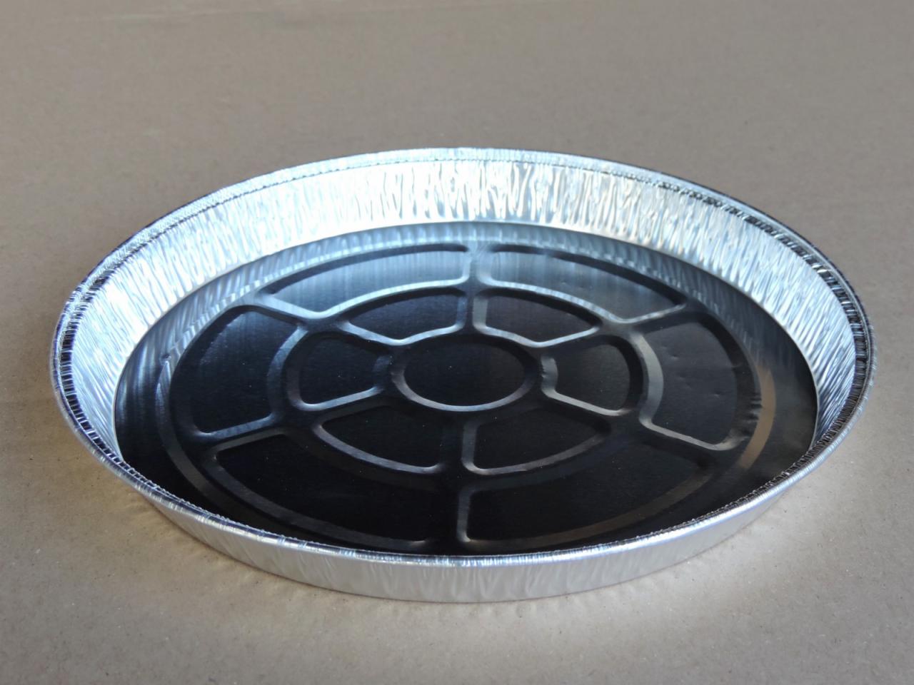 Okrągła, aluminiowa foremka z wytłoczonym wzorem na dnie, przeznaczona do pieczenia lub grillowania, na neutralnym tle.