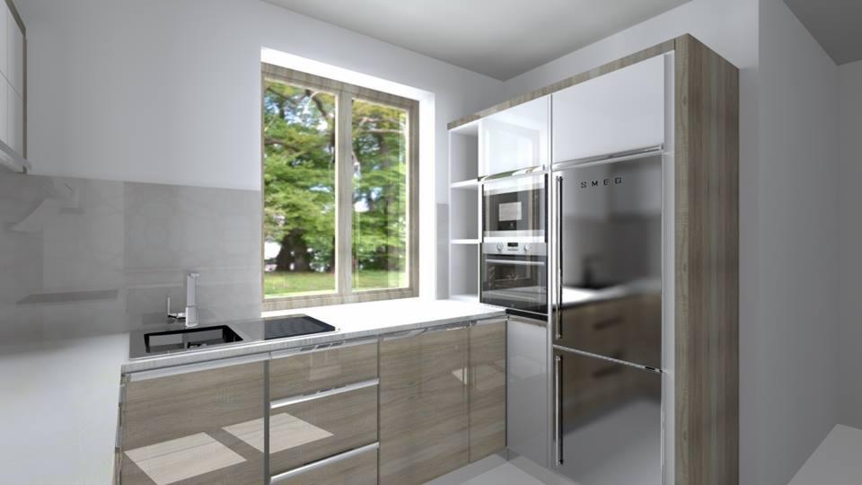 Nowoczesna kuchnia z oknem na ogród. Jasne, drewniane fronty szafek dolnych kontrastują z białymi szafkami górnymi i srebrną lodówką SMEG. Minimalistyczny design.