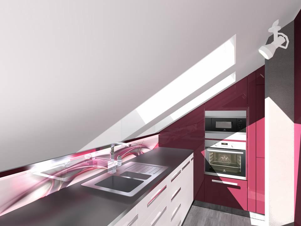 Wizualizacja kuchni na poddaszu z zabudową w odcieniach fuksji, białymi frontami szafek i blatem w kolorze antracytu. Uwagę zwraca dekoracyjny panel nad zlewem.