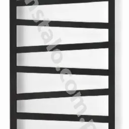 Czarny, drabinkowy grzejnik łazienkowy z poziomymi, ukośnymi szczeblami, widoczne podłączenie do instalacji. Minimalistyczny design, białe tło.