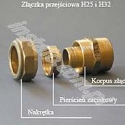 Instalo Jarosław Rumianowski - Mosiężna złączka przejściowa H25 i H32, z nakrętką, pierścieniem zaciskowym i korpusem, na szarym tle. Element instalacji hydraulicznej w Płocku.