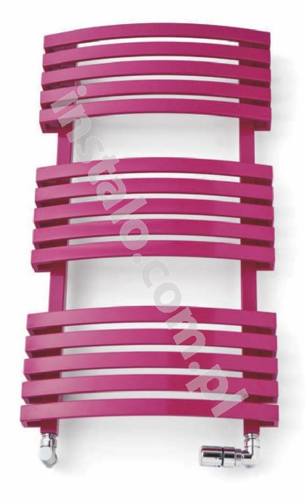 Różowy grzejnik łazienkowy drabinkowy z poziomymi, zakrzywionymi szczeblami i chromowanymi zaworami na białym tle. Widok z przodu, z delikatnym cieniem.