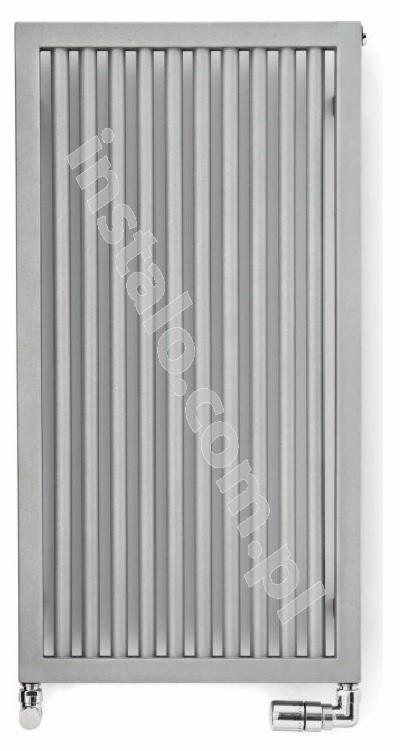 Szary, metalowy grzejnik dekoracyjny z pionowymi elementami grzewczymi i chromowanymi zaworami, ustawiony na małych kółkach.