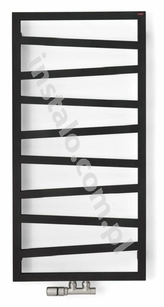 Czarny, drabinkowy grzejnik łazienkowy z poziomymi, ukośnymi szczeblami, widoczne podłączenie do instalacji. Minimalistyczny design, białe tło.