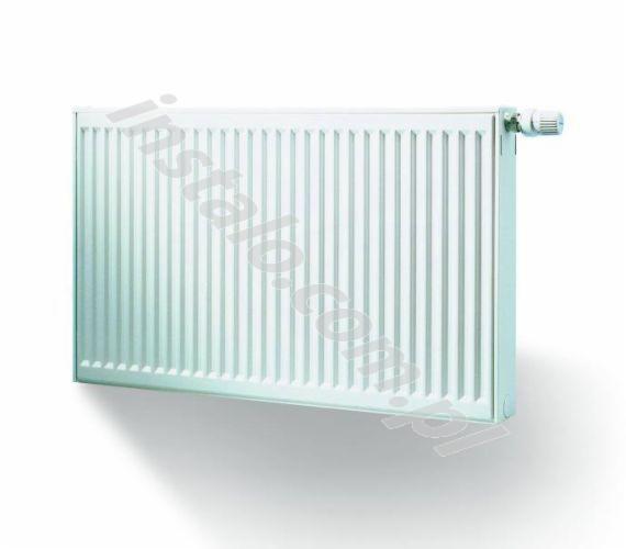 Biały, panelowy grzejnik z termostatem, widoczny z przodu na jasnym tle. Nowoczesny design, pionowe żebra, gładka powierzchnia. Minimalistyczny styl.