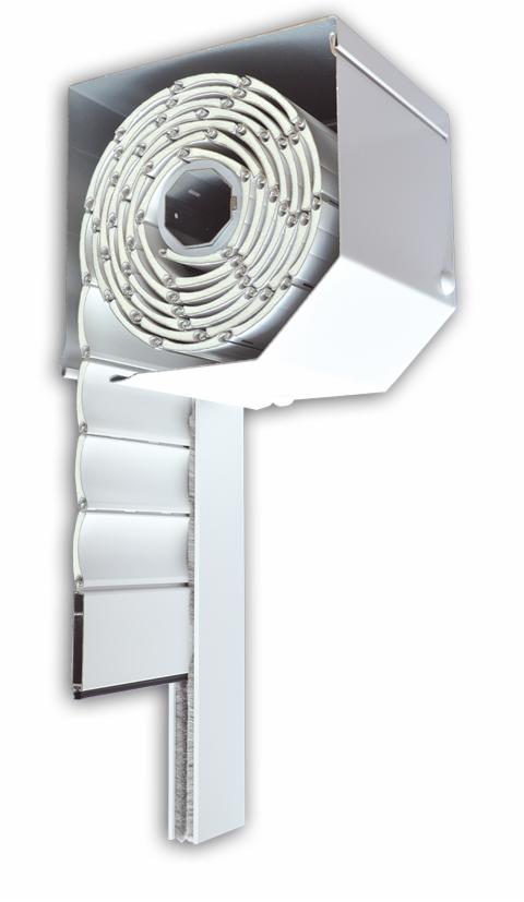 Przekrój rolety zewnętrznej: zwinięty pancerz w kasecie, widoczne detale konstrukcyjne i izolacja. Precyzyjne ujęcie prezentuje elementy składowe rolety.