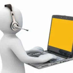 Stylizowana postać z zestawem słuchawkowym pracuje na laptopie z żółtym ekranem, sugerując obsługę klienta lub wsparcie techniczne.