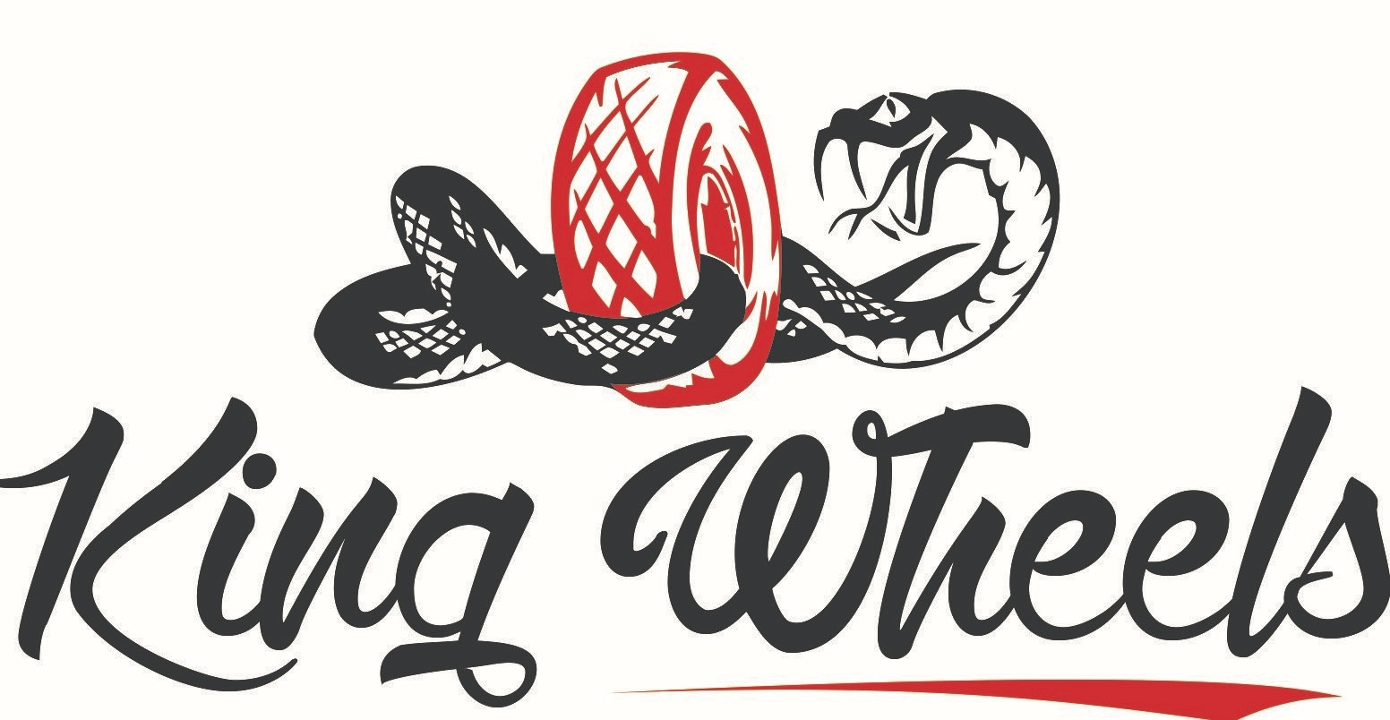 Logo firmy King Wheels z wężem oplatającym czerwone koło, stylizowany napis firmowy z czerwoną linią pod spodem.