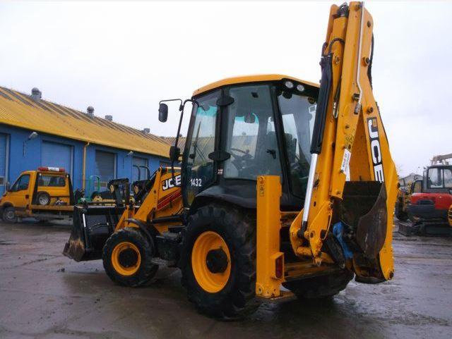 Żółta koparko-ładowarka JCB 1432 z podniesionym ramieniem kopiącym, widoczna z tyłu na placu budowy z innymi maszynami w tle.