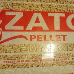 Wypełniony pelletem worek Zator Pellet di Puro Abete Bianco Classe A 15 KG c.a. z bliska, ukazujący strukturę i detale produktu.
