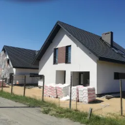 dom jednorodzinny - 470 m wykonanego tynku .