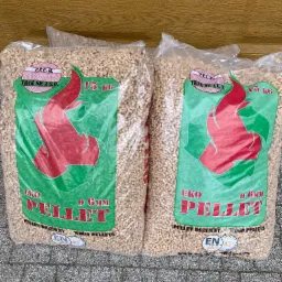 Dwa 15-kilogramowe worki z pelletem drzewnym 6mm, oznakowane certyfikatem ENplus A1, stoją na szarym bruku w Piskórce.