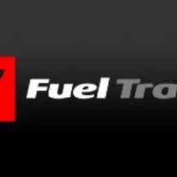 Logo Fuel Trade: czerwony kwadrat z czarnym symbolem 'TF' i biały napis 'Fuel Trade' na ciemnoszarym tle. Minimalistyczny design.