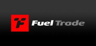 Logo Fuel Trade: czerwony kwadrat z czarnym symbolem 'TF' i biały napis 'Fuel Trade' na ciemnoszarym tle. Minimalistyczny design.