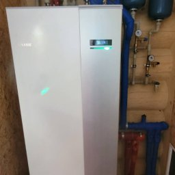 Pompa ciepła Nibe F 1245 R 8kW w domku z bala.