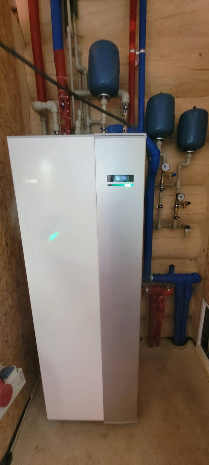 Pompa ciepła Nibe F 1245 R 8kW w domku z bala.