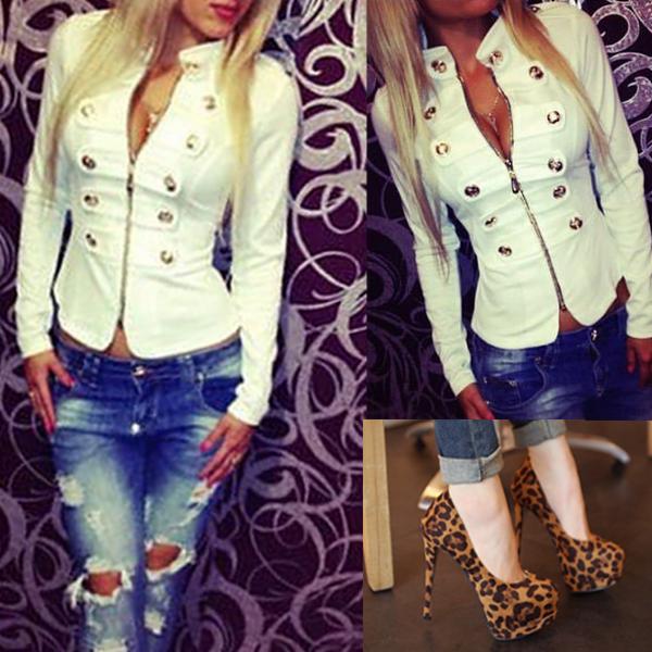 Kolaż: Biała, dopasowana kurtka damska z ozdobnymi guzikami, dżinsy z przetarciami i wysokie szpilki w panterkę. Prezentacja stylizacji.