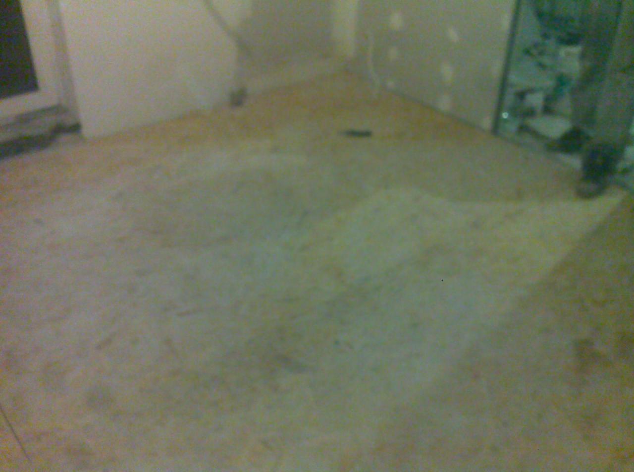 Przygotowanie podłoża pod parkiet: wyrównana wylewka w pomieszczeniu przed dalszymi pracami, widoczne ślady po szlifowaniu.