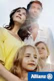 Uśmiechnięta rodzina (matka, ojciec, dwie córki) spoglądająca w górę w jasnym świetle, logo Allianz w prawym dolnym rogu.