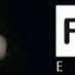 Etykiety Flex On z grafiką tukana, widoczne na czarnym tle, prezentacja produktu firmy zajmującej się produkcją etykiet.