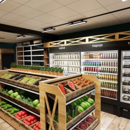 Projektownia - Wnętrze sklepu spożywczego z drewnianymi regałami pełnymi owoców i warzyw, chłodniami na napoje i nabiał, oraz półkami z przetworami. Realistyczna wizualizacja.