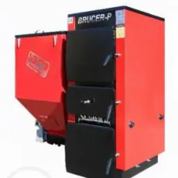 Czerwony piec Brucer-P z czarnymi drzwiczkami i zasobnikiem na paliwo, widoczny na białym tle. Model z trzema drzwiczkami i widocznym paleniskiem.