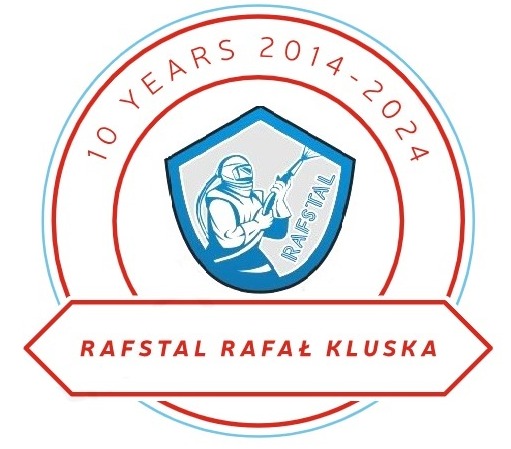 Logo firmy RAFSTAL Rafał Kluska, przedstawiające postać w kombinezonie ochronnym z urządzeniem do obróbki strumieniowo-ściernej w dłoni, umieszczone w tarczy herbowej. Okrągły napis '10 YEARS...