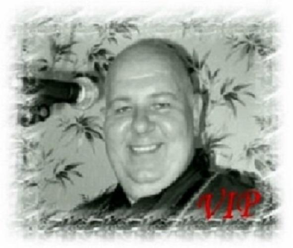 Portret uśmiechniętego mężczyzny z mikrofonem w tle, stylizowany na czarno-biały z efektem ramki i czerwonym napisem 'VIP'.