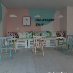 Pastelowe wnętrze kawiarni z siedziskami z palet, krzesłami w odcieniach błękitu i różu oraz ścianą z napisem 'Osładzamy życie' i grafiką lodów.