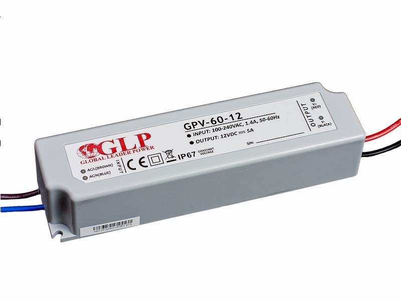 Szary zasilacz LED GPV-60-12 z widocznymi przewodami wejściowymi (niebieski, brązowy) i wyjściowymi (czerwony, czarny) na białym tle. Zasilacz ma etykietę z danymi technicznymi, logiem GLP...