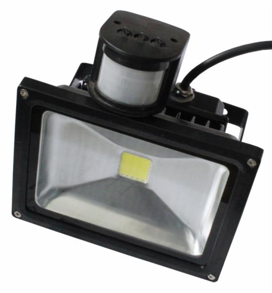 Czarna lampa LED z czujnikiem ruchu, widoczne śruby mocujące i kabel zasilający.