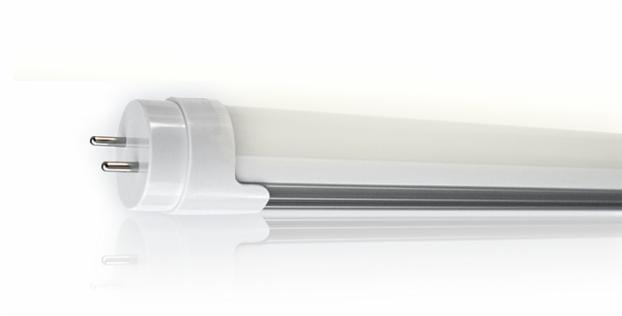 Podłużna, biała świetlówka LED z widocznymi dwoma pinami w białej obudowie, leżąca poziomo na błyszczącej, białej powierzchni.