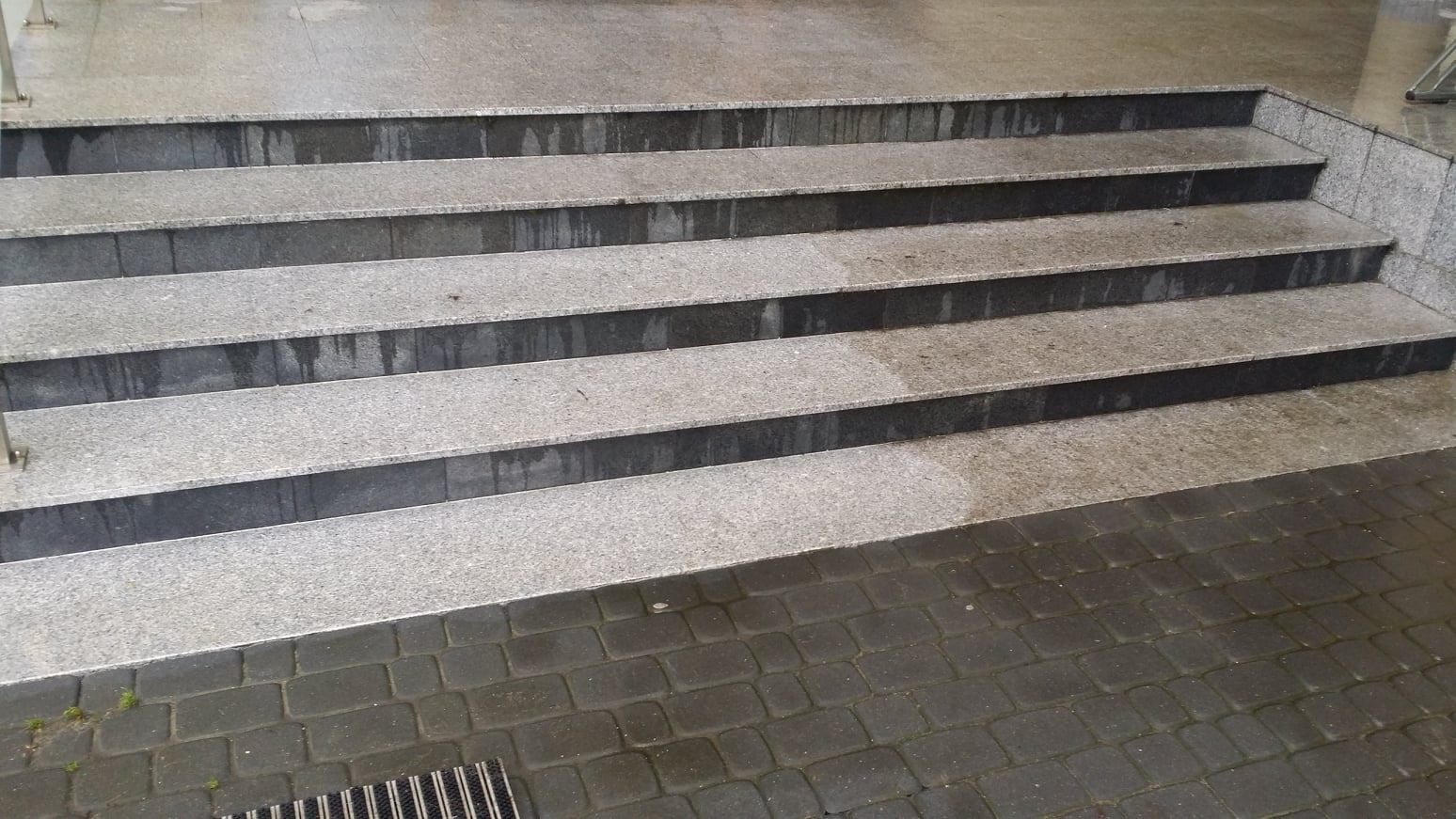 Mycie schodów granitowych