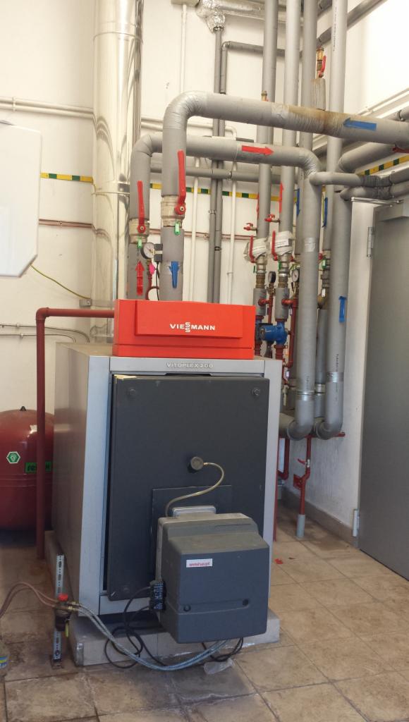 Zamontowany piec Viessmann Vitoplex 200 w kotłowni, widoczne rury instalacji. Realizacja z Łodzi.