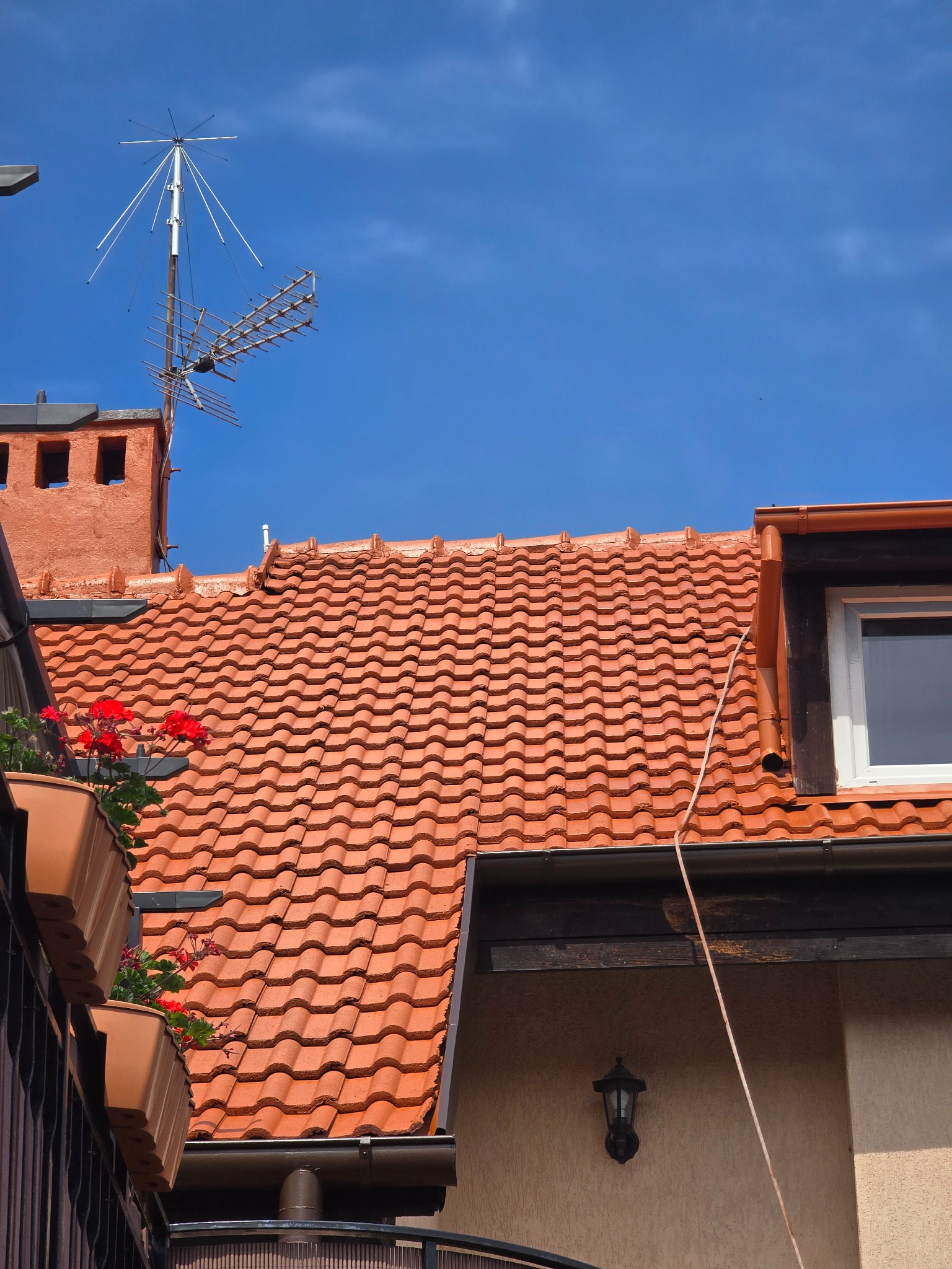 Odświeżenie koloru na starej betonowej dachówce