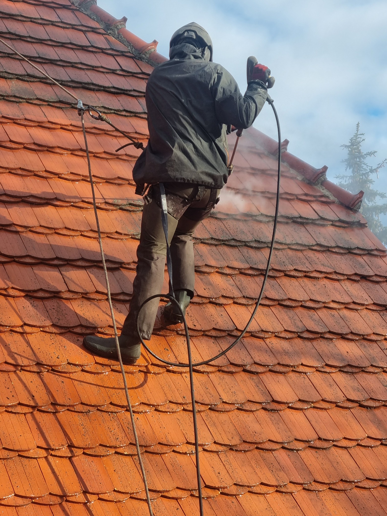 Mycie Dachu krytrgo ze niecostarej dachówki karpiówki